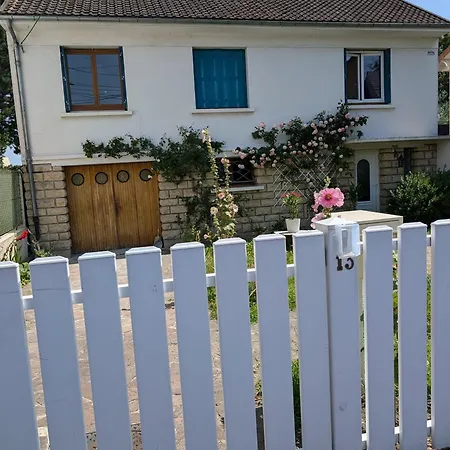Cosy With Access To Garden, Parking And Direct Line To Eiffel Tower Apartment
